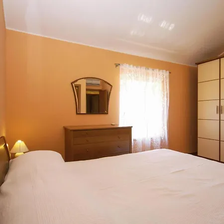 2 Bedroom Beautiful In Krnica Holiday home Mali Vareski