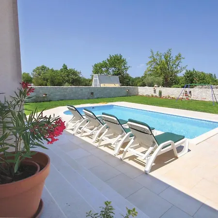 2 Bedroom Beautiful In Krnica Holiday home Mali Vareski