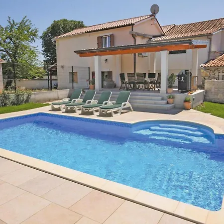 2 Bedroom Beautiful In Krnica Holiday home Mali Vareski
