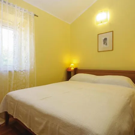Semesterbostad 2 Bedroom Beautiful In Krnica Mali Vareški