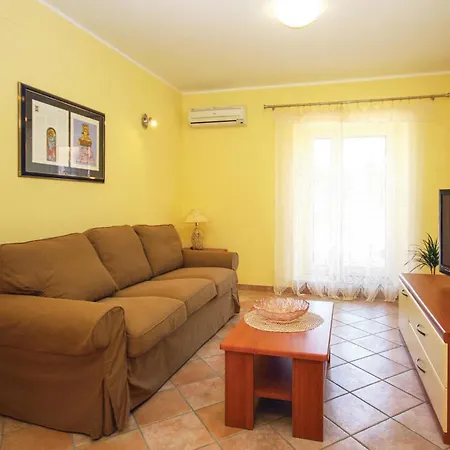 2 Bedroom Beautiful In Krnica Semesterbostad Mali Vareški