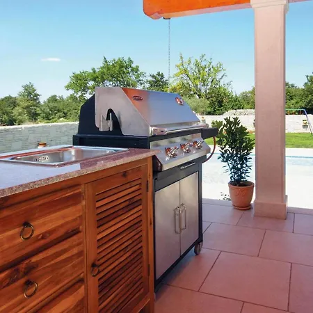 Semesterbostad 2 Bedroom Beautiful In Krnica Mali Vareški
