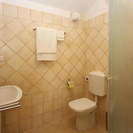Semesterbostad Mali Vareski Iii Krnica